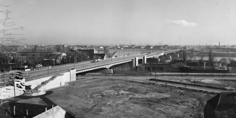 A félszélességben megépült Árpád híd 1950-ben (Fotó: Fortepan)