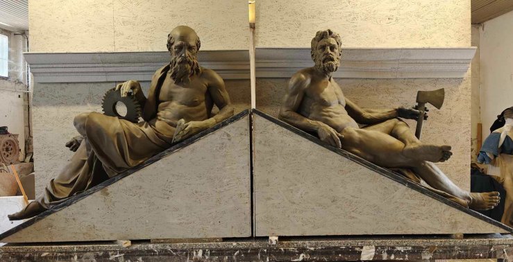 Az Agrárminisztérium épületén elkészülnek a főhomlokzat és a sarokrizalitok első emeleti ablakai felett a timpanonokon pihenő, félig könyöklő szoboralakjai (Fotó: Steindl Imre Program) 492670013_1062240179271695_8893544929041658590_n (1).jpg