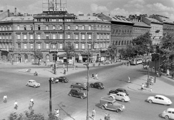Az Oktogon 1951-ben már lámpákkal (Fotó: Fortepan/Magyar Rendőr) fortepan_16682.jpg