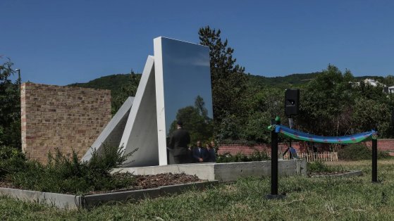 roma-holokauszt-emlekmu1-jpg.jpg