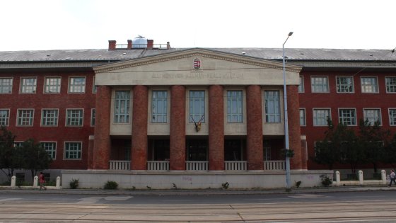 Könyves_Kálmán_gimnázium_ tetjén a csillagda.jpg