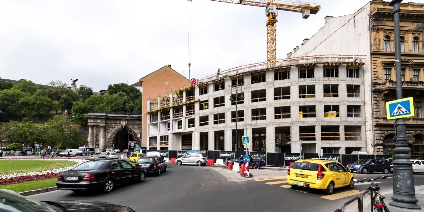 Épül a Clark Hotel az Alagútnál