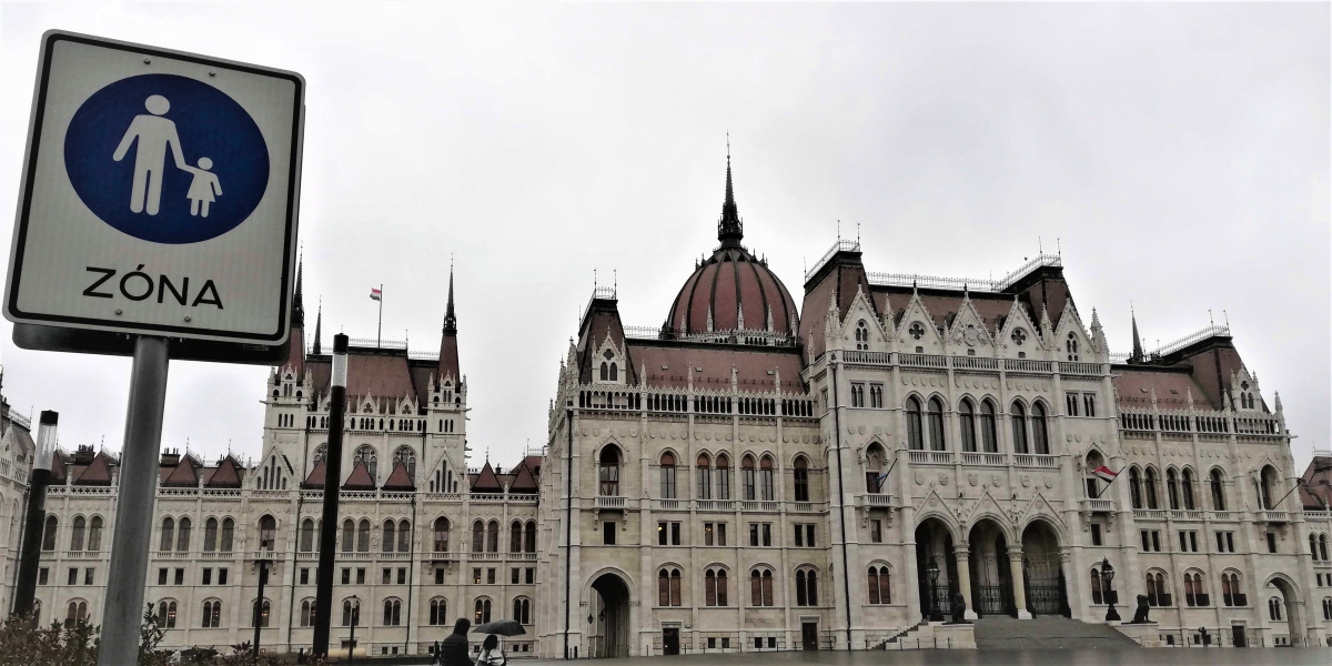 Jelek útvesztőjében Budapest utcáin