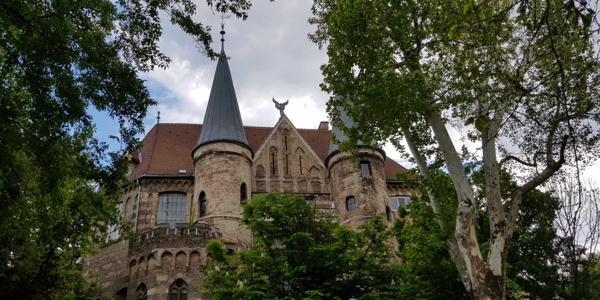 Lovagvárat idéző műtermes villát építtetett a 150 éve született László Fülöp festőművész