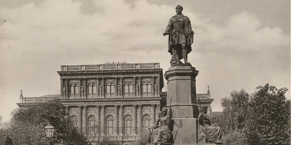 A csábító, a nyelvújító és a mostohaapa – Ismeretlen epizódok Széchenyi életéből, akinek 140 éve állítottak szobrot Budapesten