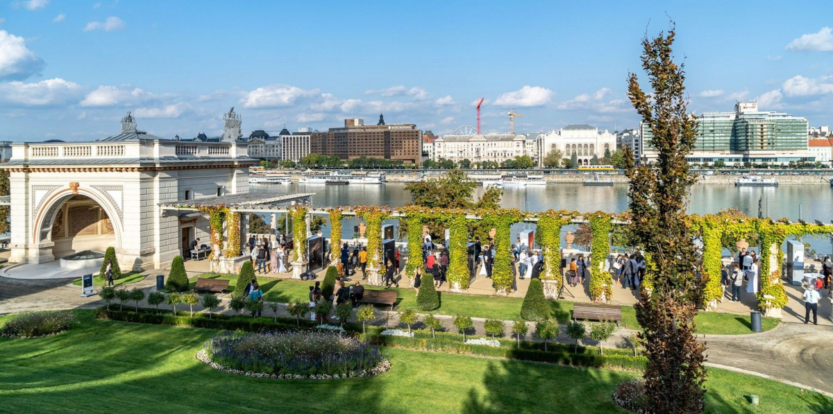 Legends from Buda Castle: Descendants of Hauszmann and Strobl join opening of new photographic exhibition in the Castle Garden Bazaar