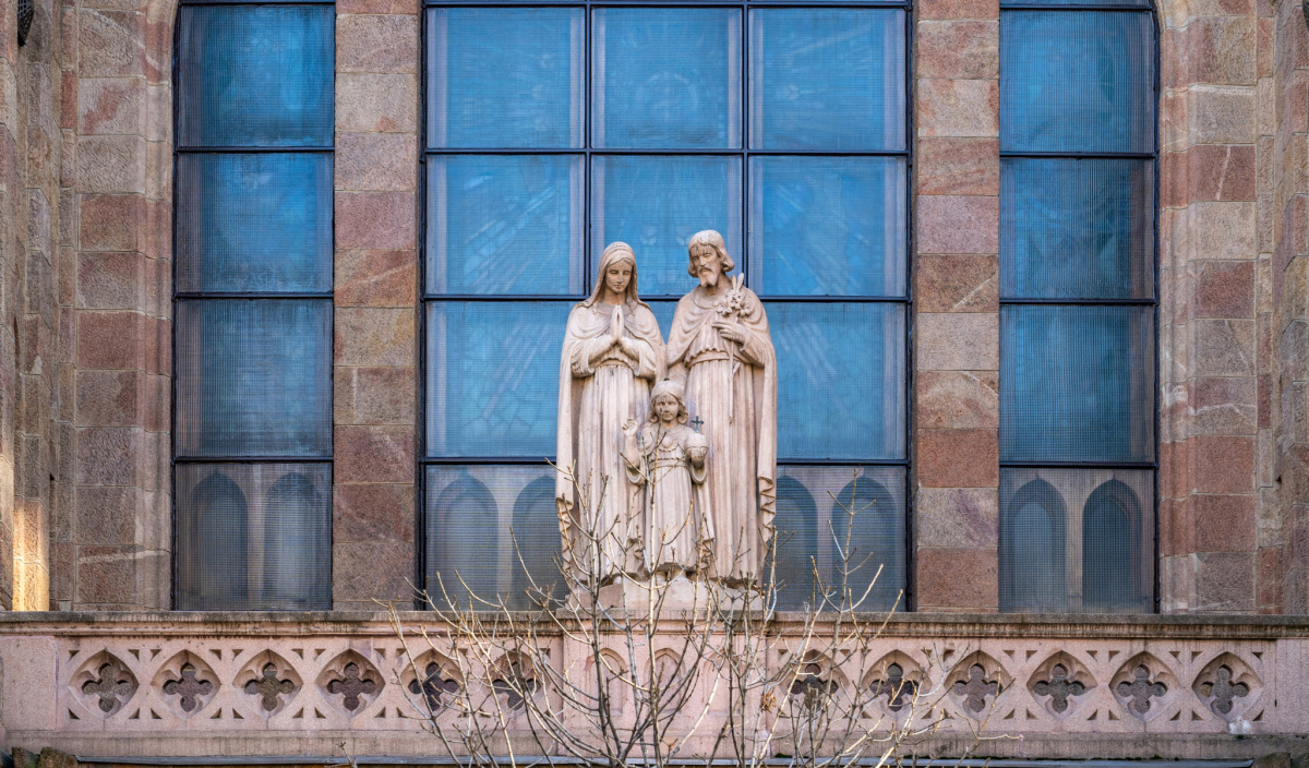 Churches of the Holy Family call the faithful in both Buda and Pest