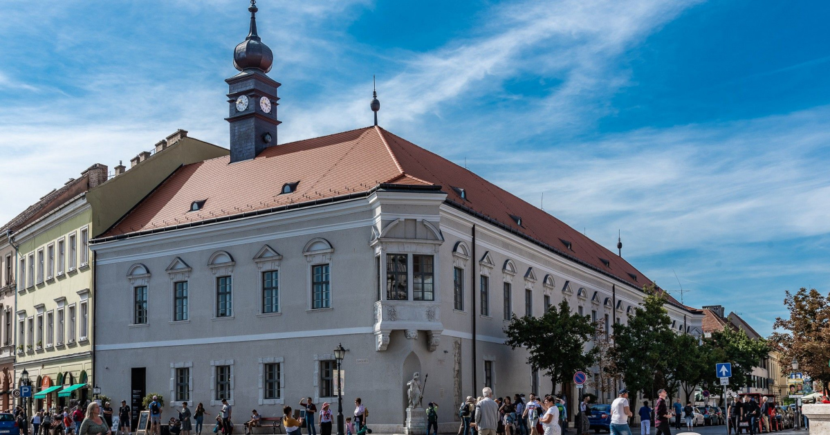 A budai Városházát építő kőműves alakja a Szentháromság-oszlopon is megjelenik