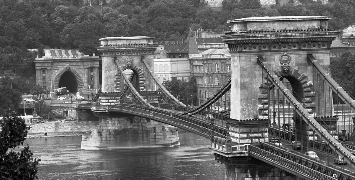 The Chain Bridge was completely renovated 35 years ago, but the Kádár coat of arms was not replaced