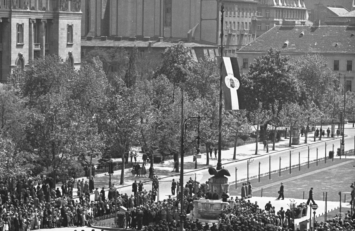 Egy elfeledett emlékmű a Szabadság téren – Az Ereklyés Országzászló üzenetei