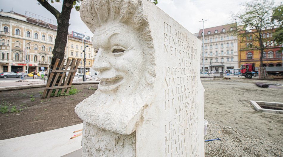 After renovation, the theater memorial stone returned to Blaha Lujza Square