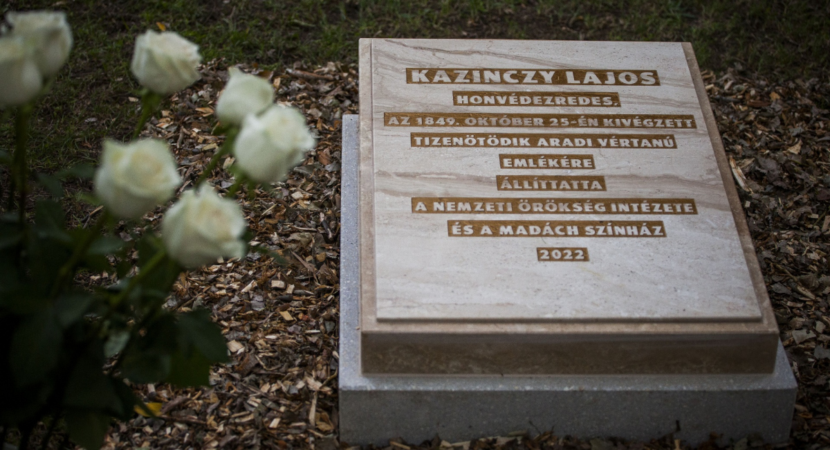 Felavatták a tizenötödik aradi vértanú, Kazinczy Lajos emlékhelyét a Fiumei úti sírkertben
