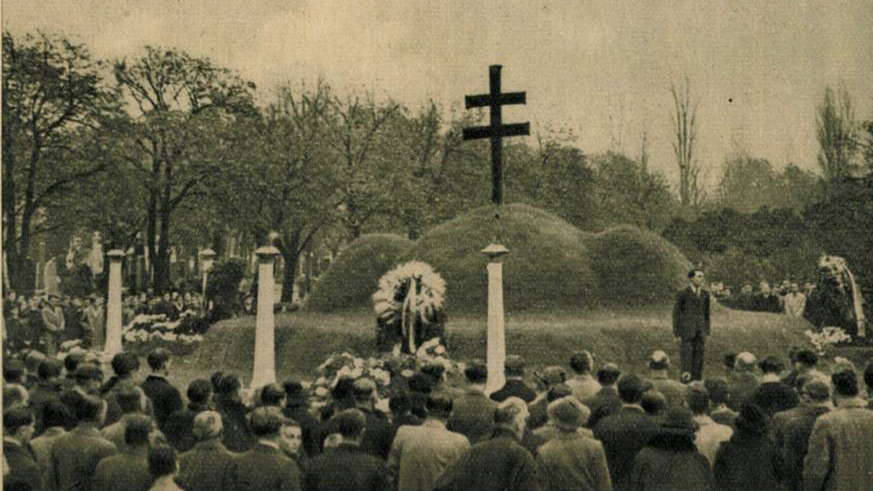 „Megilletődött csendben, kalaplevéve vonultak el a szimbolikus sír mellett