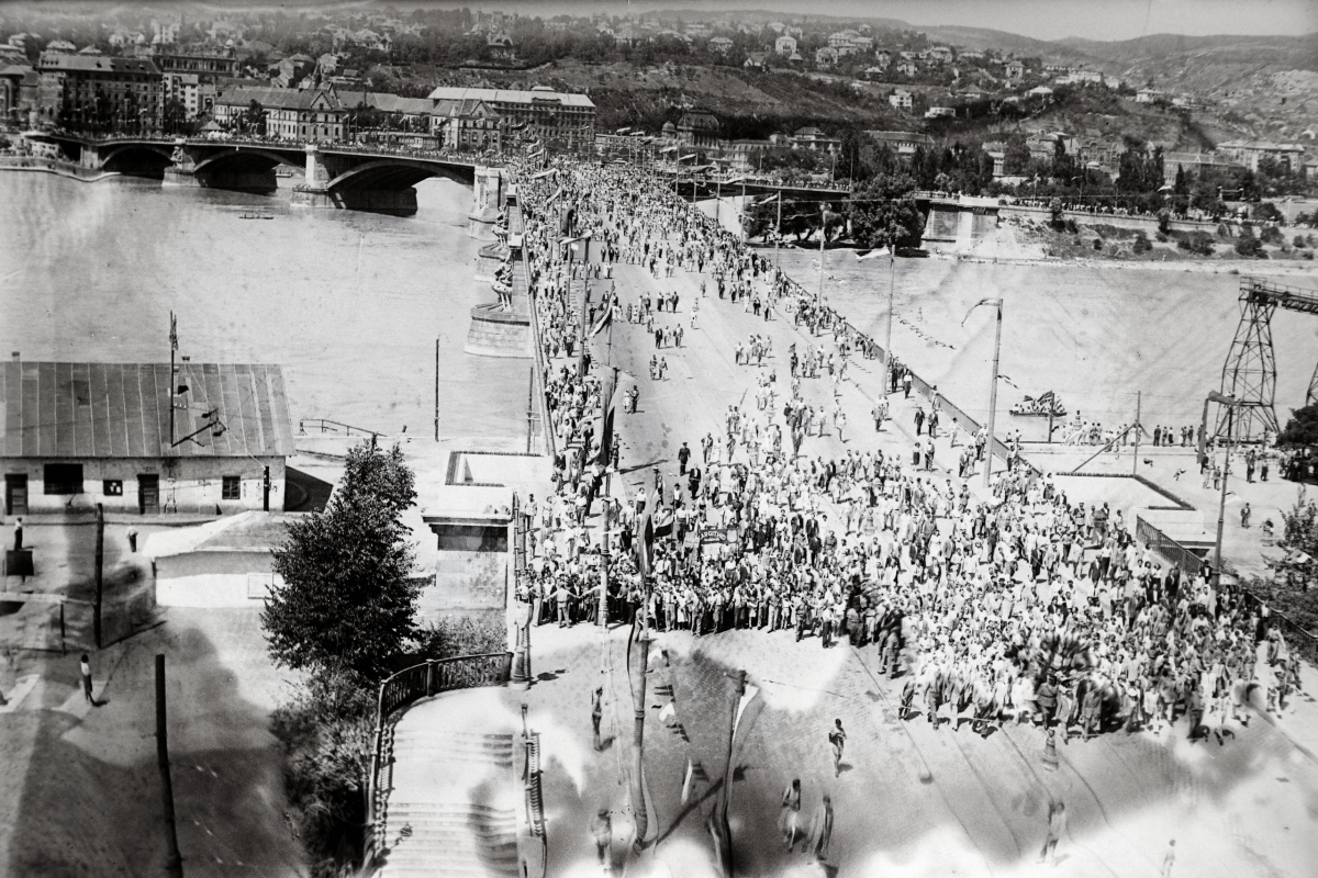 Százezer ember ünnepelte az újjáépített Margit hidat 75 éve