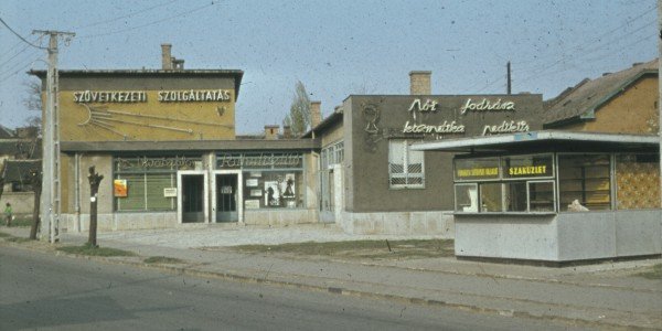 Feb14#46 112 Kistext szolgáltatóház 4 (üveg)kk.jpg