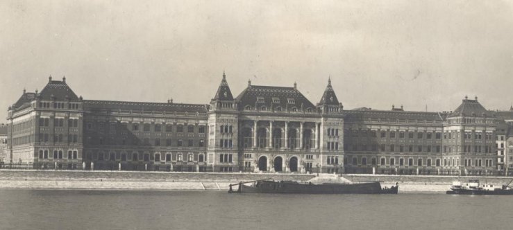 A nyitóképen: A Műegyetem központi épülete (Forrás: FSZEK Budapest Képarchívum) 00.jpg
