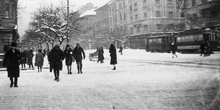 A havazásban gyalogosan dolgukra siető budapestiek 1935-ben a József körúton, háttérben villamos áll a Corvin köz előtt fortepan_6661a.jpg