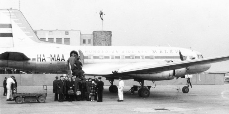 Egy IL-14-es repülőgép Ferihegyen (Fotó: Fortepan/Képszám: 33877) fortepan_33877v.jpg