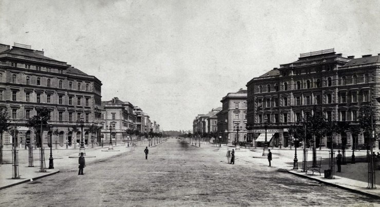 A nyitóképen: A Sugárút az Oktogonnál a Városliget felé nézve (Forrás: Fortepan/Budapest Főváros Levéltára. Levéltári jelzet: HU.BFL.XV.19.d.1.06.020) 00.jpg