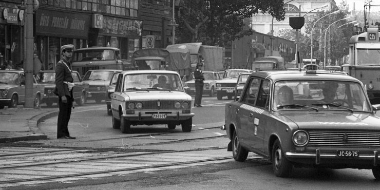 A taxik rendszáma régen fekete alapon fehér volt (Fotó: Fortepan, Magyar Rendőr) fortepan_67132_v.jpg
