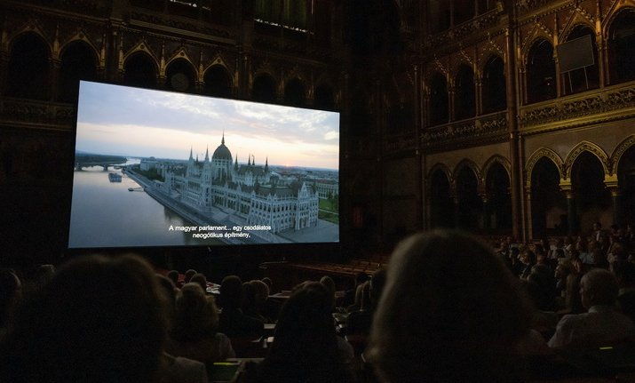 Nézők Az ország háza című dokumentumfilm díszbemutatóján a Parlament Főrendiházi üléstermében 2024. június 11-én (Fotó: MTI/Purger Tamás) azorszaghazamti.jpg