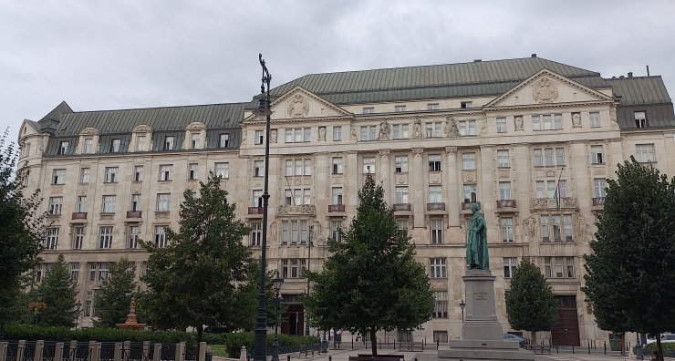 A nyitóképen: A Pénzügyminisztérium jelenlegi székházának József nádor téri főhomlokzata (Fotó: Bodó Péter/pestbuda.hu) 00.jpg