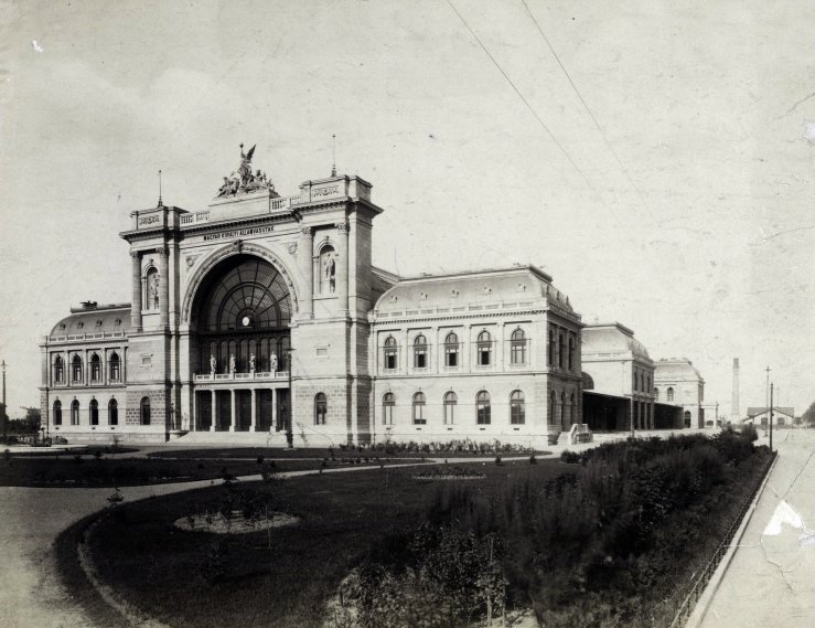 A Keleti pályaudvar (Fotó Fortepan / Budapest Főváros Levéltára. Levéltári jelzet: HU.BFL.XV.19.d.1.06.060) fortepan_82321.jpg