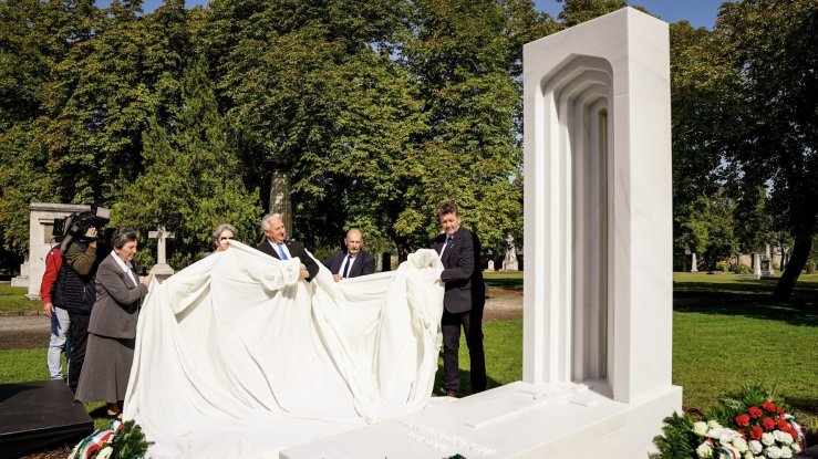 Felavatták Slachta Margit síremlékét a Fiumei úti Sírkertben (Fotó: NÖRI) e32e88d14e7b4fef60166e3c14ef4150c720df1f.jpg