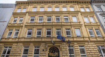 A nyitóképen: A Veres Pálné Gimnázium főhomlokzata (Fotó: Juharos Róbert/pestbuda.hu) 00.jpg