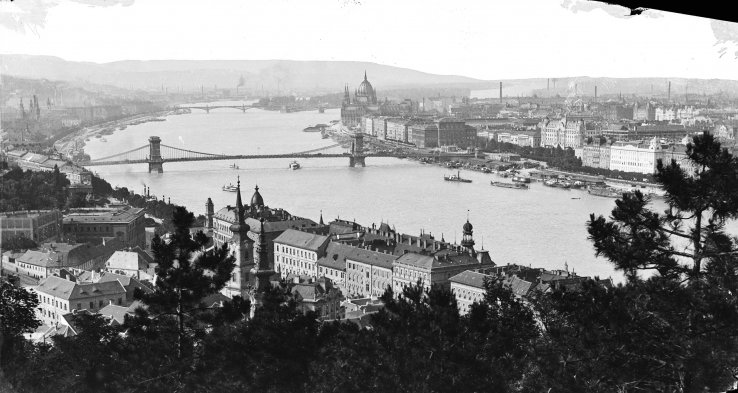 Kilátás a Széchenyi Lánchíd és a Parlament felé 1908-ban (Forrás: Fortepan/Képszám: 277831) 01_Borító_Kilátás a Széchenyi Lánchíd és a Parlament felé_fortepan_277831_Deutsche Fotothek_Brück und Sohn_1908 (1).jpg