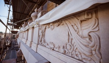 A homlokzati elemeket teszik fel a József főhercegi palotára (Fotó: Nemzeti Hauszmann Program) 476618566_1701163594089962_2301782563191174419_n (1).jpg