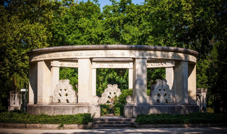 Jókai Mór síremléke a Fiumei úti Nemzeti Sírkertben (Fotó: NÖRI) 479709508_1168951668569169_2540375668811054249_n (1).jpg