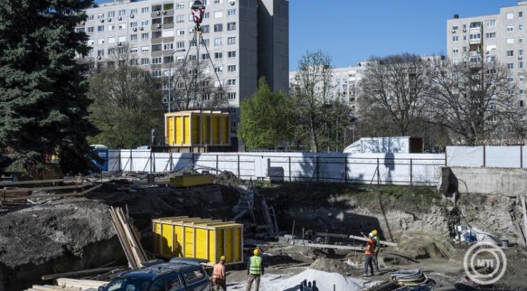 Az aquincumi katonaváros Mithras-szentélyének kiemelése a fővárosi Folyamőr utcában 2025. április 3-án (Fotó: MTI/Szigetváry Zsolt) DSZZS20250403007 (1).jpg