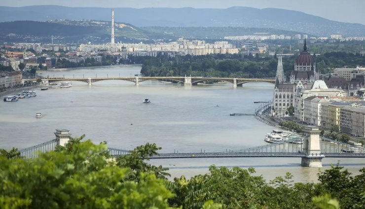 Budapest látképe 2024-ben, az előtérben a Lánchíd, jobbról az Országház, a háttérben a Margit híd és a Margit-sziget látható (Fotó: MTI/Hegedüs Róbert) letöltés (1) (1).jpg