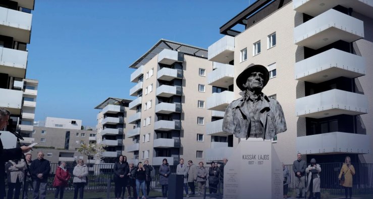 Szobrot állítottak Kassák Lajosnak Angyalföldön (Fotó: budapest13.hu) 2e28c581-759b-4bac-abae-78f144cc030b (1).jpg