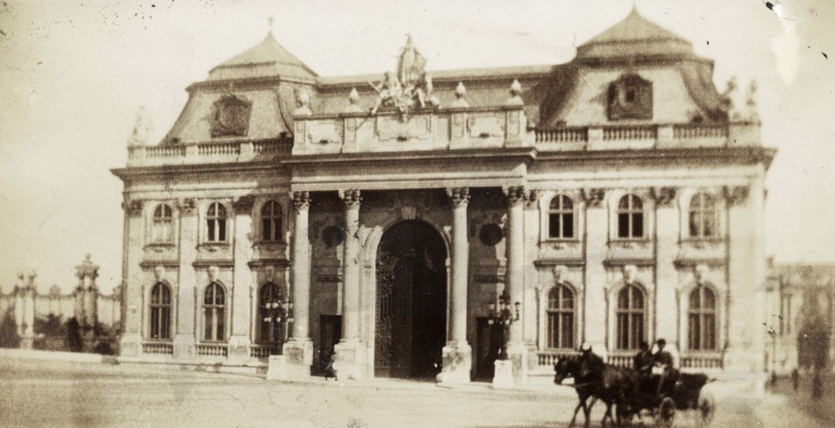 A Királyi Palota fogadóépületének reprezentatív bejárata a Szent György tér felől (Forrás: Fortepan/Képszám: 115848) 00.jpg
