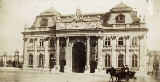 A Királyi Palota fogadóépületének reprezentatív bejárata a Szent György tér felől (Forrás: Fortepan/Képszám: 115848) 00.jpg