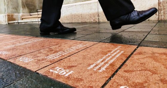 A Határtalan történet című köztéri alkotás az MTA székház előtt (Fotó: mta.hu) idovonal_680_454_1746428006 (2).jpg