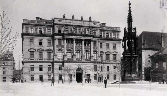 A Honvédelmi Minisztérium Szent György téren 1894 körül (Fotó: Fortepan / Budapest Főváros Levéltára. Levéltári jelzet: HU.BFL.XV.19.d.1.07.006) fortepan_82330 (2).jpg