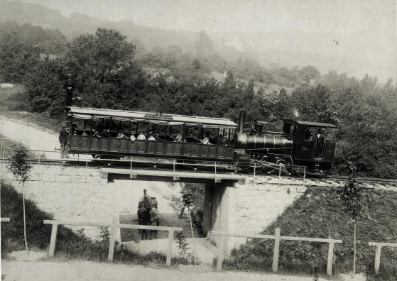 A fogaskerekű vasút. A mozdony mindig a völgy felé nézett. (Fotó: Fortepan / Budapest Főváros Levéltára. Levéltári jelzet: HU.BFL.XV.19.d.1.06.0) fortepan_82324.jpg