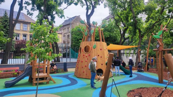 Édenkert játszótér lett a Reformáció Emlékparkban (Fotó: Erzsébetváros) 498273396_1001788385460290_4838207764271748091_n (1).jpg