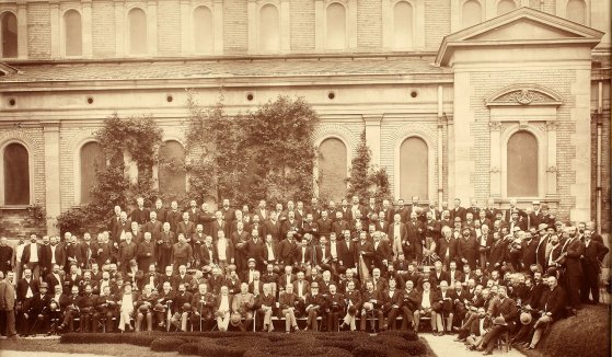Nyitókép: A Szabadelvű Párt országgyűlési képviselői 1899-ben (Forrás: Magyar Nemzeti Múzeum Történeti Fényképtár) párt-10 (1).jpg