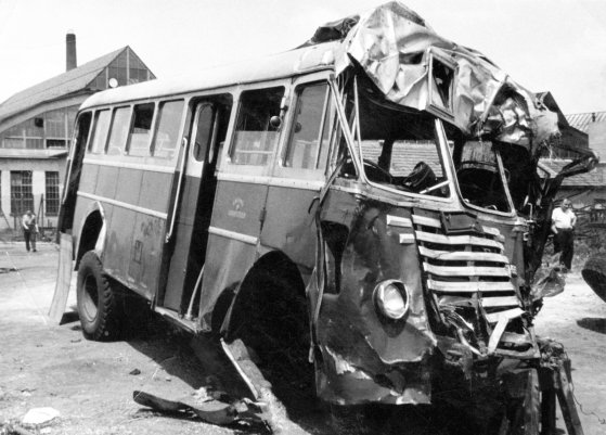 A balesetben összetört busz a mentés után (Fotó: Fortepan/ képszám: 45615) fortepan_45615.jpg