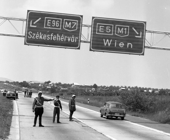A Budapestről induló első autópályk, az M1 és M7 elágazása (fotó: Fortepan/ képszám: 87664) fortepan_87664.jpg