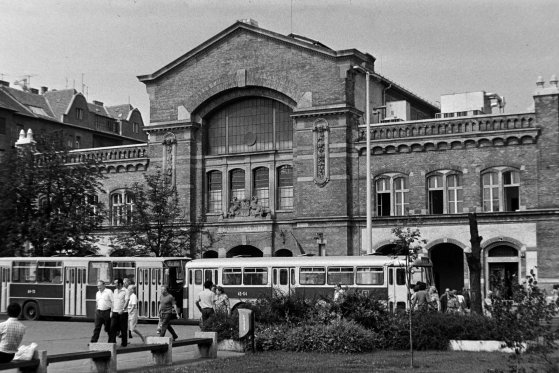 A vásárcsarnok 1975-ben Fotó: Fortepan/képszám: 195754) fortepan_195754.jpg