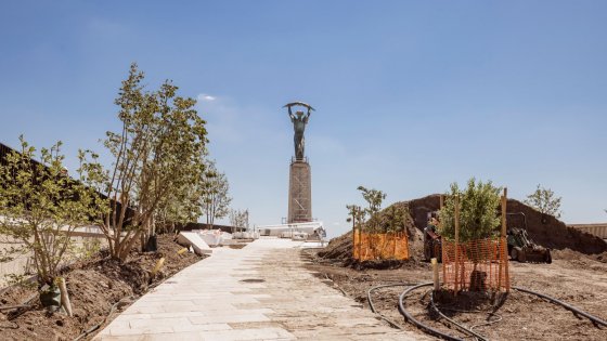 A Citadella belső udvara, háttérben a Szabadság-szobor (Fotó: Várkapitányság) 556A7498.jpg