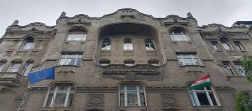 A nyitóképen: A Salgótarjáni Kőszénbánya Rt. egykori székházának főhomlokzata (Fotó: Bodó Péter/pestbuda.hu) 00.jpg