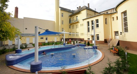 A Dandár fürdő belső udvara (Fotó: dandarfurdo.hu) 473286569_995354409289741_1694197111252842840_n (1).jpg