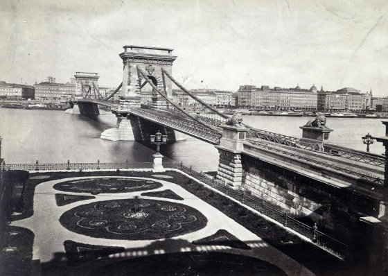 A pontos színt nem tudjuk, de a híd minidg szürke volt, csak más-más árnyalatban (Fotó: Fortepan / Budapest Főváros Levéltára. Levéltári jelzet: HU.BFL.XV.19.d.1.05.026) fortepan_82081.jpg