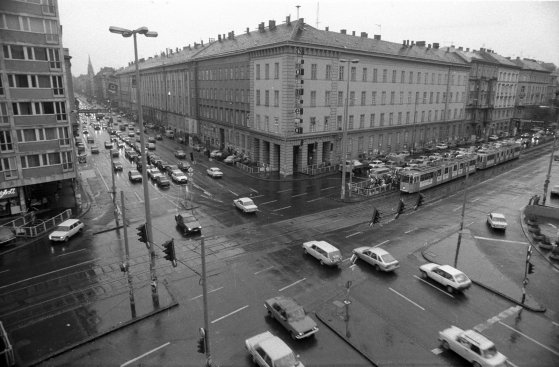 A Nagykörút az 1990-es évekre eléggé megfáradt (Fotó: Fortepan/ képszám: 76418) fortepan_76418.jpg